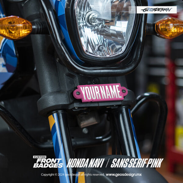 SANS SERIF PINK / EMBLEMA PERSONALIZADO / FRONT BADGE HONDA NAVI - Imagen 2